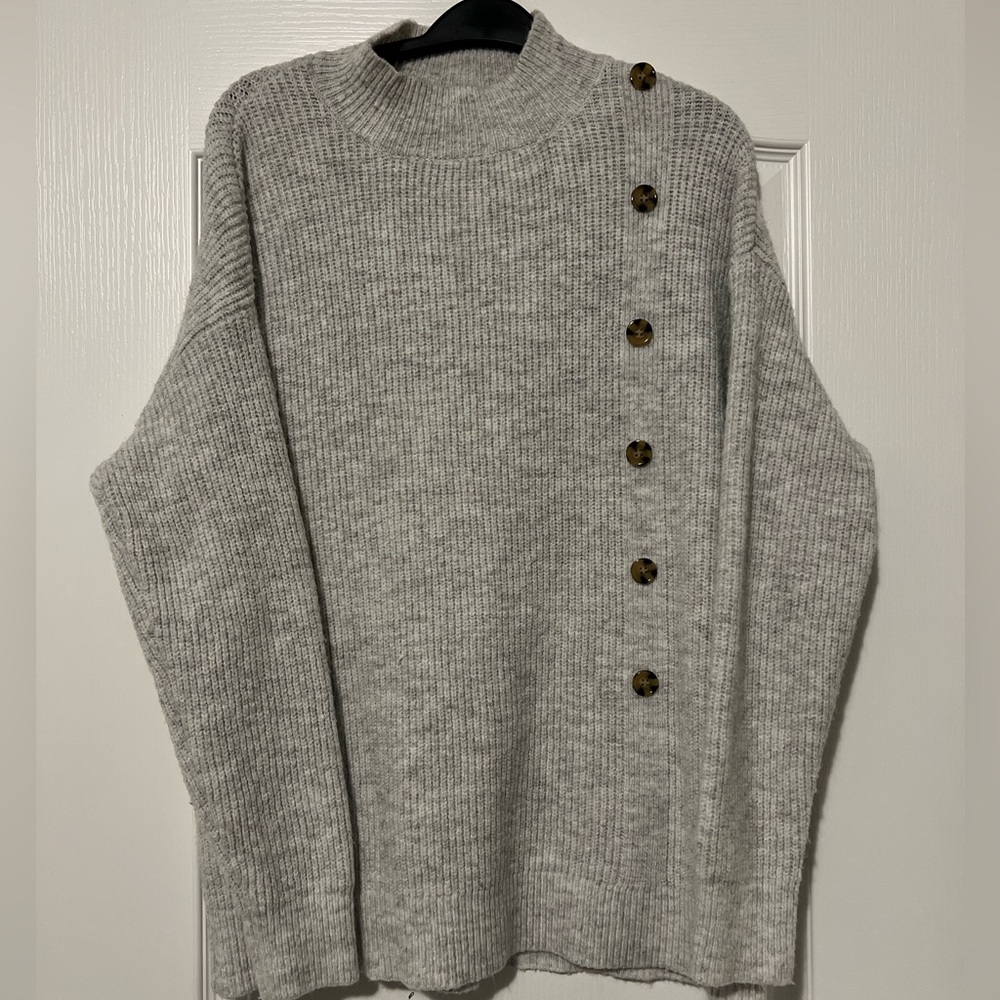 Brand: Verve ami
Size: M
Color: white/grey
Material: polyester/acaylic